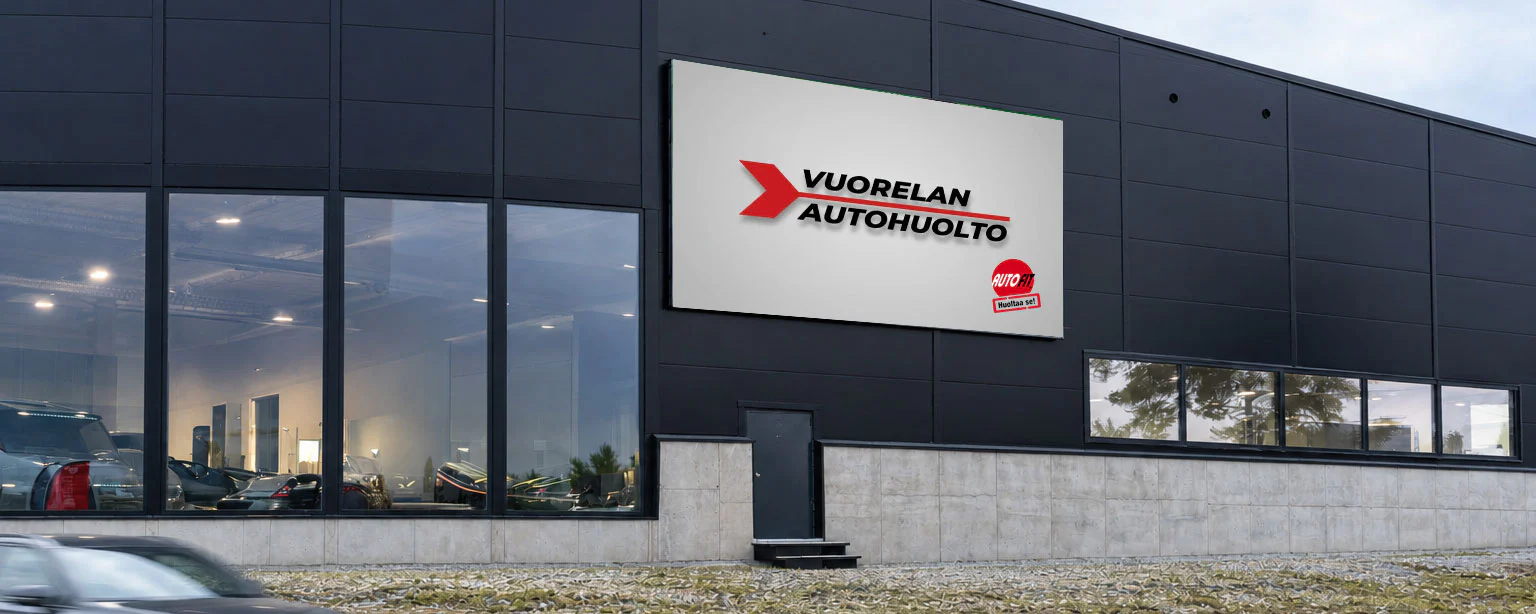Vuorelan Autohuollon liikekiinteistön julkisivussa Proscreenin LED-näyttö Siilinjärvellä