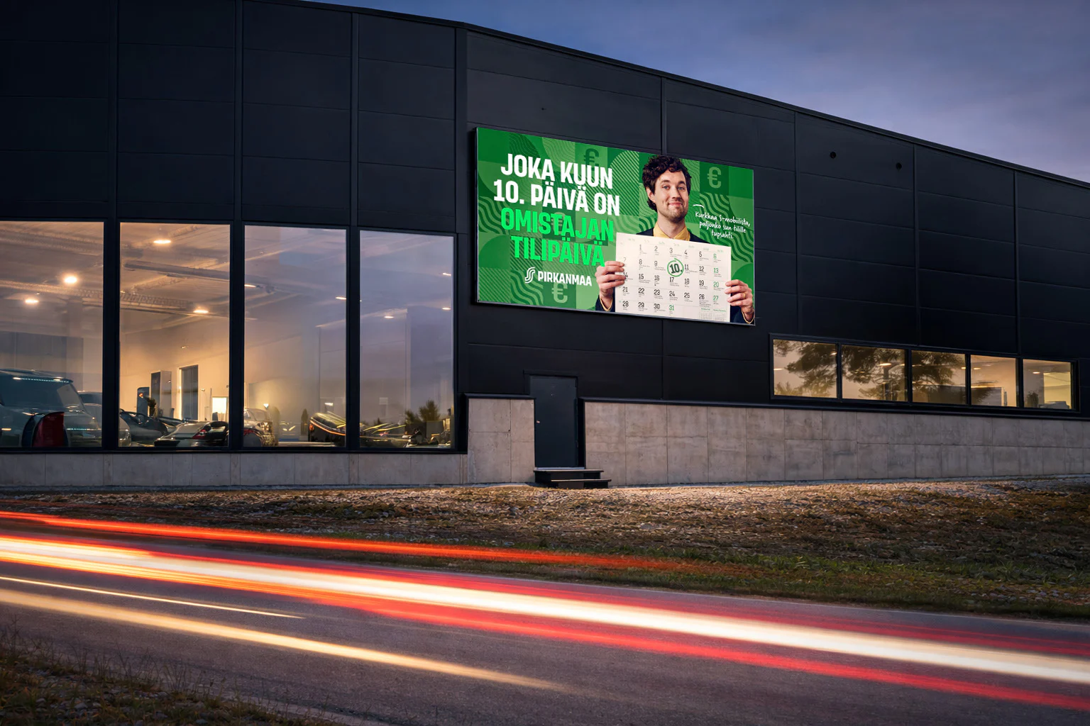 Pankin mainoskampanja LED-julkisivunäytöllä liikkeen seinässä iltahämärässä